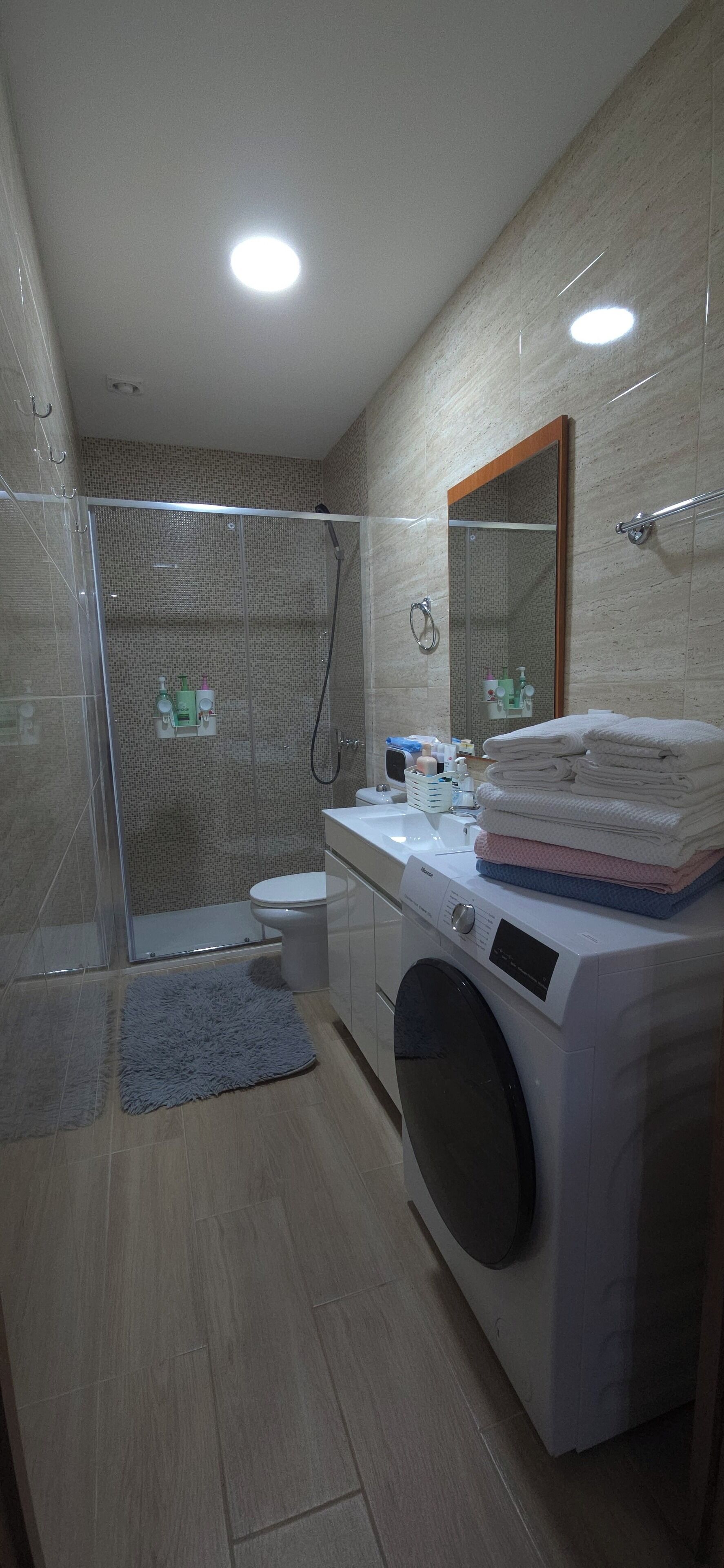Een douche, een haardroger, handdoeken, toiletpapier