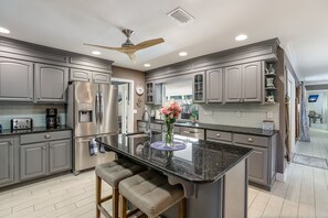 Kjøleskap, mikrobølgeovn, ovn og kokeplater