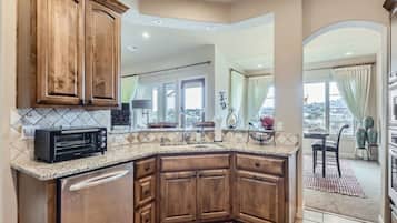 Réfrigérateur, micro-ondes, four, lave-vaisselle