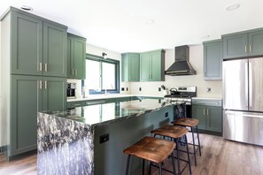 Refrigerador, microondas, horno y parrilla de estufa 