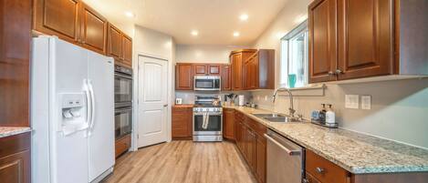 電子レンジ、オーブン、コンロ、食器洗い機