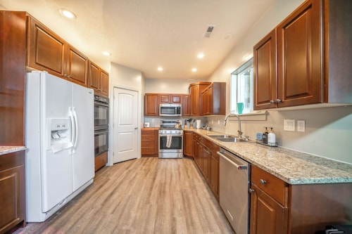 Terrific 4-bedroom condo in Fairview