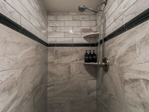 Een douche, een bubbelbad, een haardroger, handdoeken
