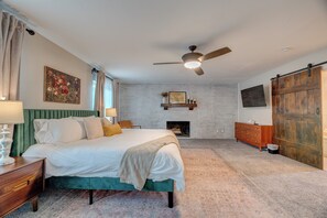 4 bedrooms, iron/ironing board, travel cot, free WiFi - Spacious Luxury Retreat Near OU 3 King Beds Dog Friendly No Bunks (Norman)