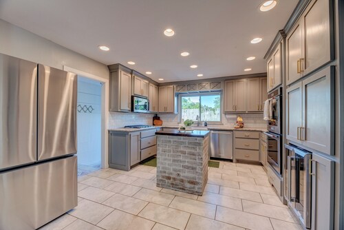 Holiday Ready- Dog Friendly Luxury Estate Near OU – Perfect for Families