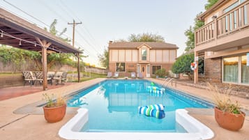 Una piscina al aire libre
