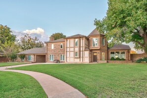 Exterior - Spacious Luxury Retreat Near OU 3 King Beds Dog Friendly No Bunks (Norman)