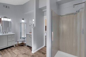 Haartrockner, Handtücher, Seife, Toilettenpapier