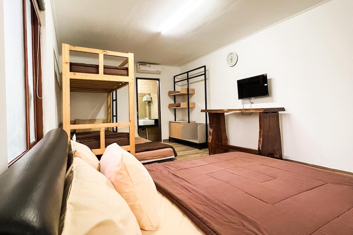 Family Triple Room | Desk, laptop workspace, free WiFi