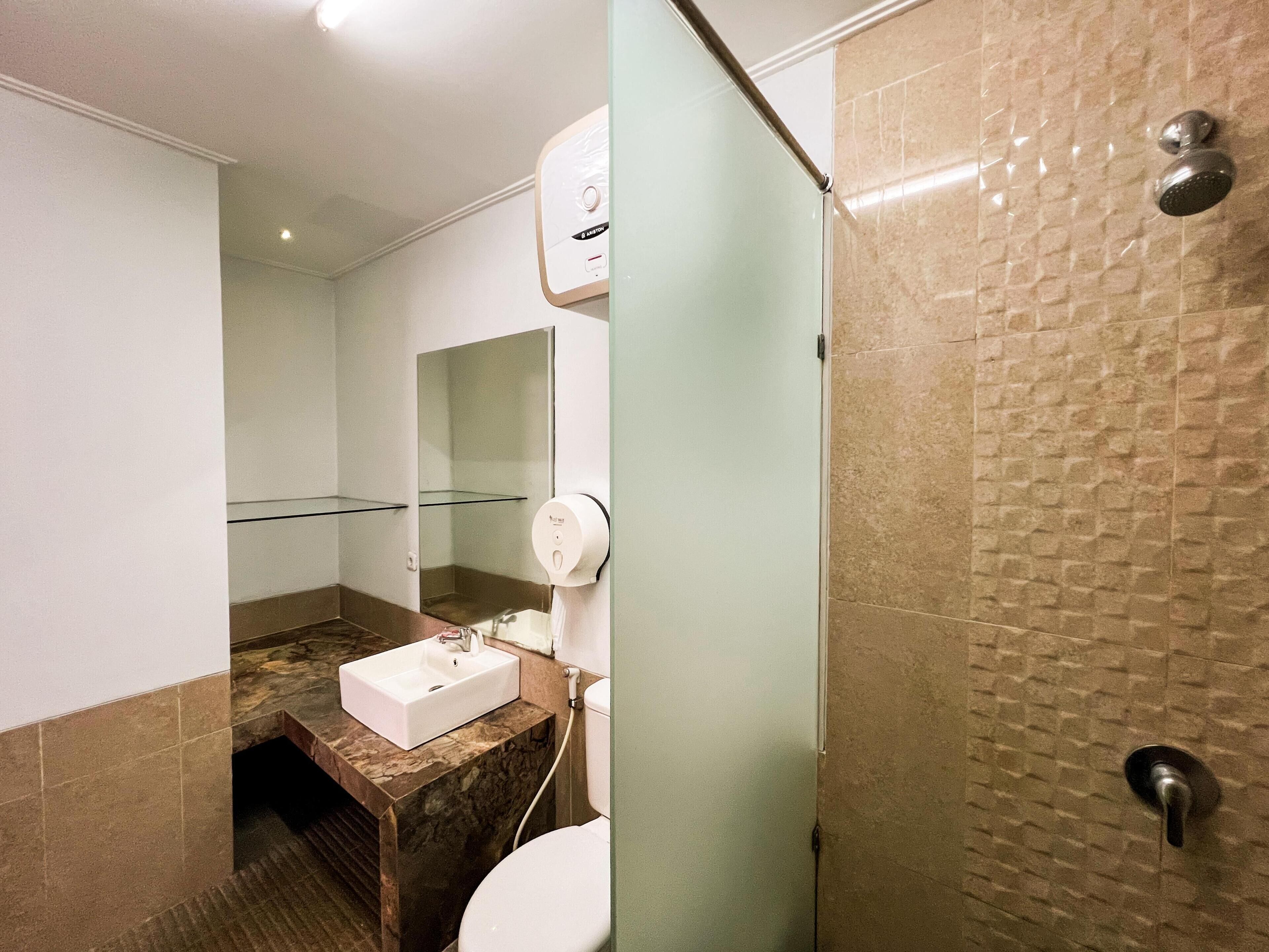 Family Room | Bathroom | Shower, free toiletries, towels, soap