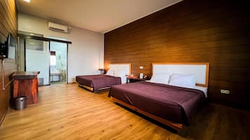 Työpöytä, kannettavalle tietokoneelle sopiva työtila, ilmainen Wi-Fi