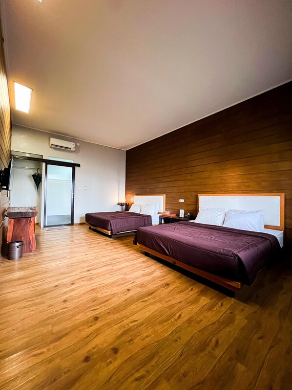 Escritorio, espacio para trabajar con un portátil, wifi gratis