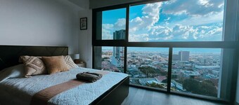 Stunning Sunset View Apartment with Free Parking