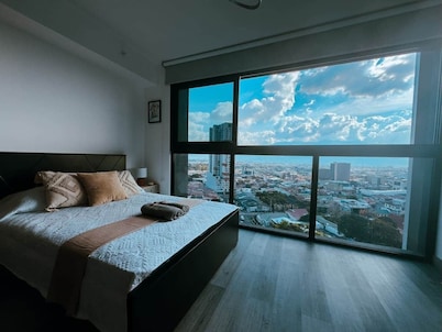 Stunning Sunset View Apartment with Free Parking