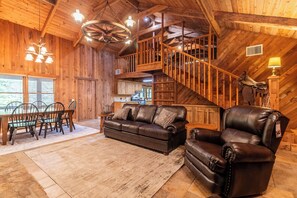 Living area - Cozy 2-bedroom cabin in charming Chatsworth, Georgia (Chatsworth)