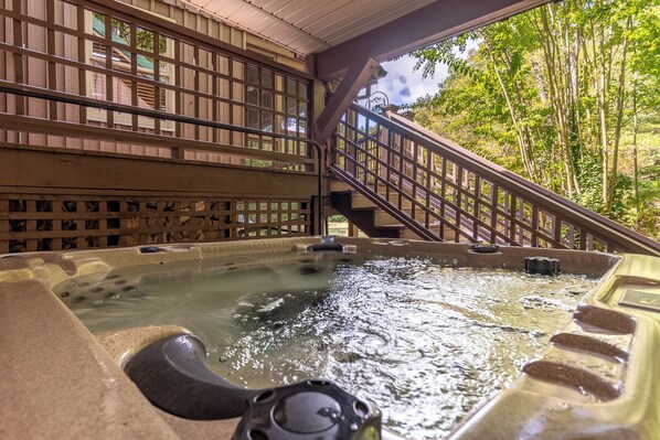 Outdoor spa tub - Cozy 2-bedroom cabin in charming Chatsworth, Georgia (Chatsworth)
