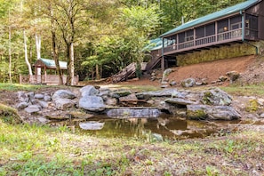 Property grounds - Cozy 2-bedroom cabin in charming Chatsworth, Georgia (Chatsworth)