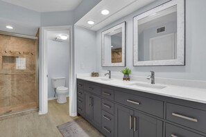 Shower, hair dryer, towels - Bayfront Bliss Near Vanderbilt Beach (Naples)