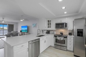 Refrigerador, microondas, horno y parrilla de estufa 