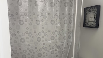 Haartrockner, Handtücher, Seife, Toilettenpapier