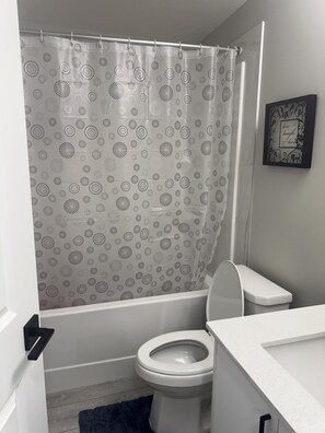 Secador de pelo, toallas, jabón, papel higiénico