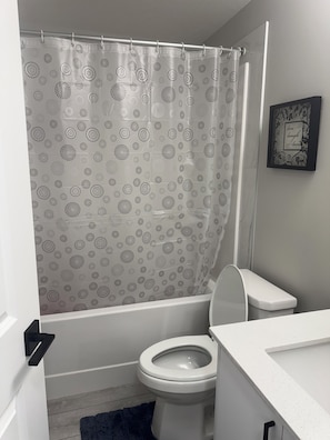 Secador de pelo, toallas, jabón, papel higiénico