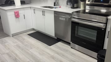 Microondas, horno, placa de cocina, lavavajillas