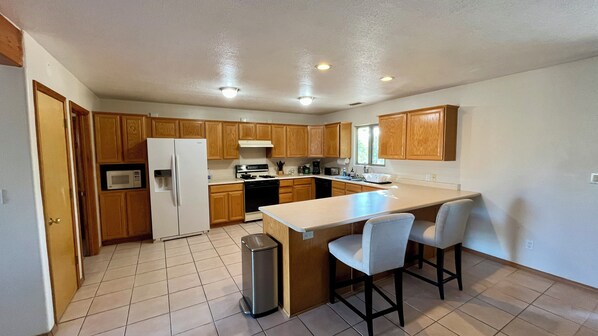 Een koelkast, een magnetron, een oven, een kookplaat