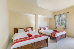 Desk, free WiFi, bed sheets - Griya Agung Guesthouse Ubud (Ubud)