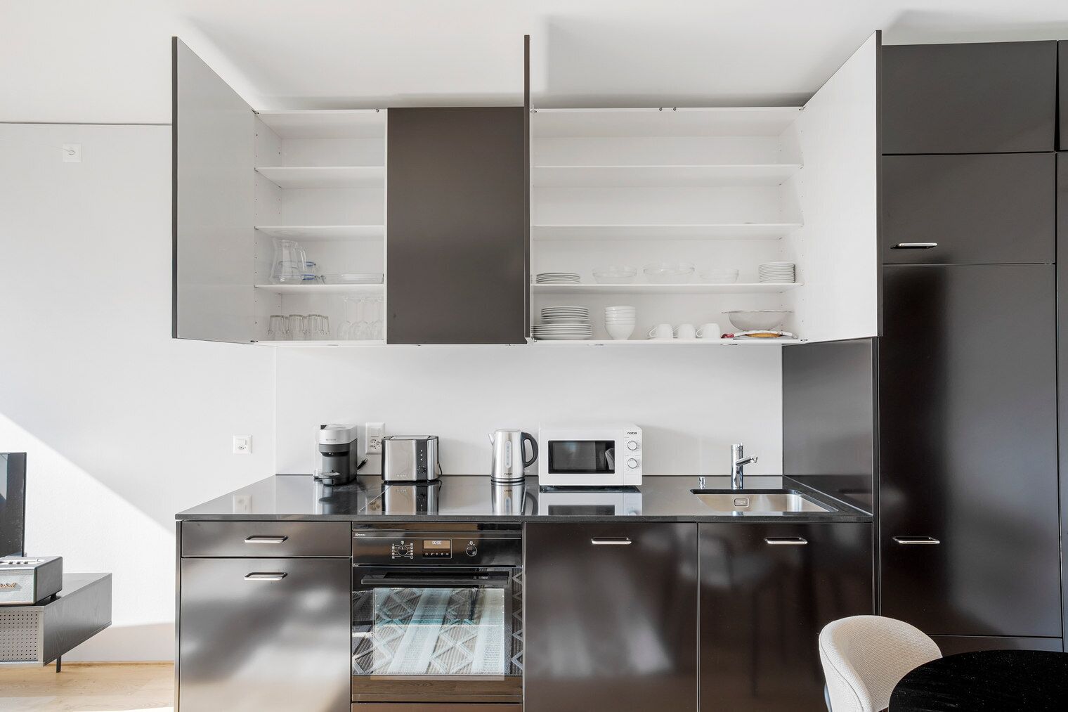 Kühlschrank, Mikrowelle, Ofen, Herdplatte