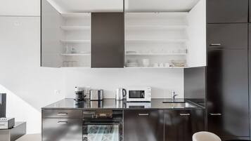 Kühlschrank, Mikrowelle, Ofen, Herdplatte