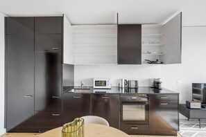 Kühlschrank, Mikrowelle, Ofen, Herdplatte