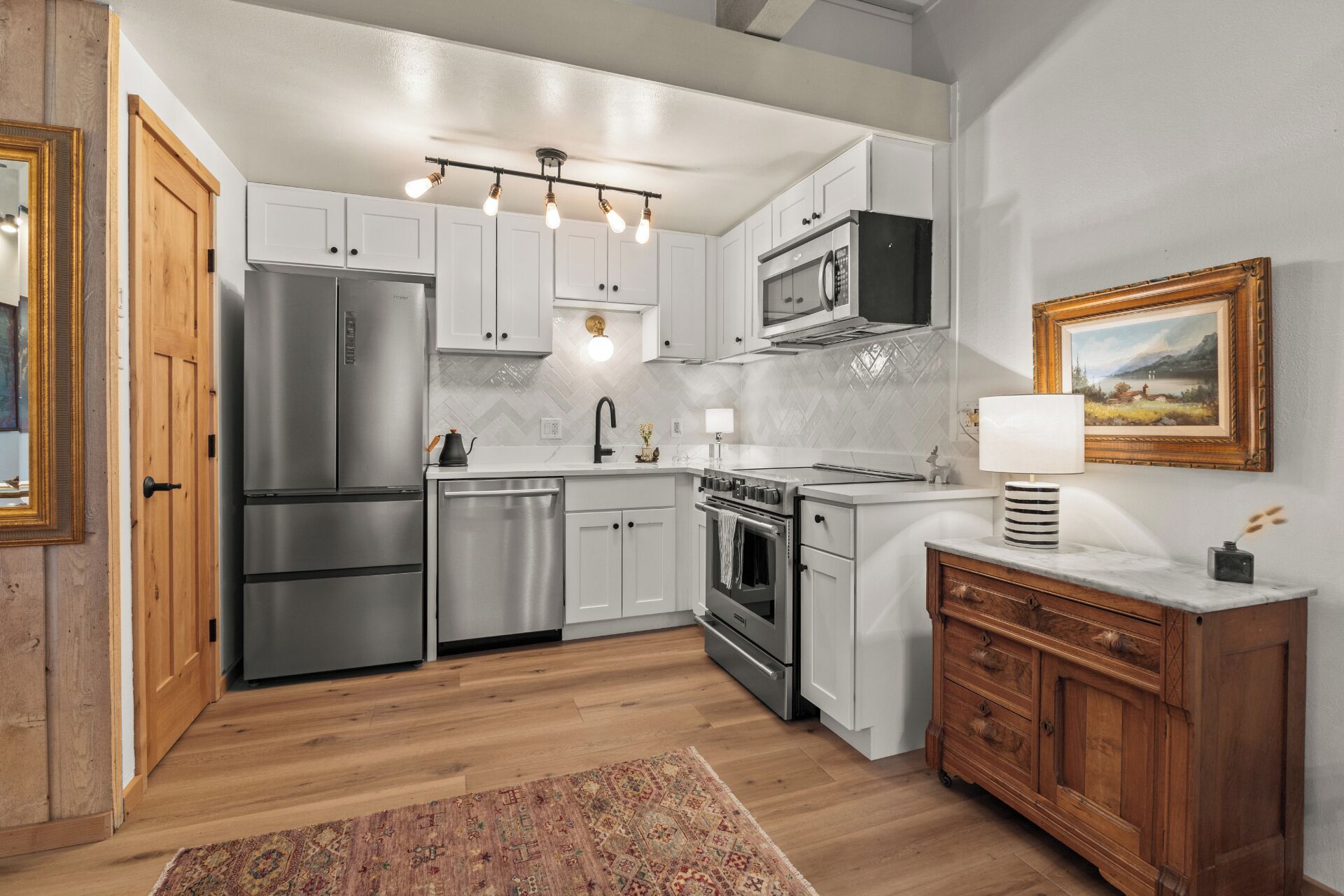 Réfrigérateur, micro-ondes, four, plaque de cuisson