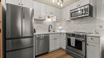 Refrigerador, microondas, horno y parrilla de estufa