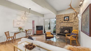 Televisión y chimenea