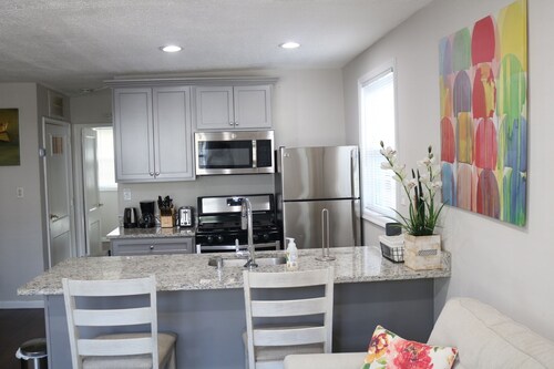 Renovated One Bedroom Apt. in Historic District