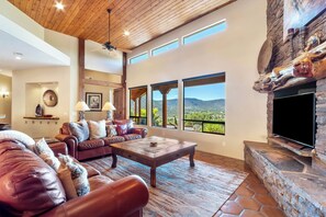 Smart TV, chimenea, tenis de mesa y oficina 