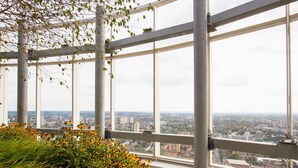 Un immeuble de grande hauteur doté de grandes fenêtres offrant une vue panoramique sur la ville.