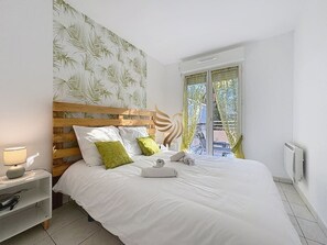 Tabla de planchar con plancha, wifi y ropa de cama 