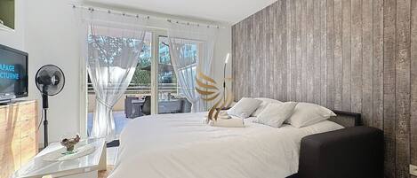 1 chambre, bureau, fer et planche à repasser, Wi-Fi