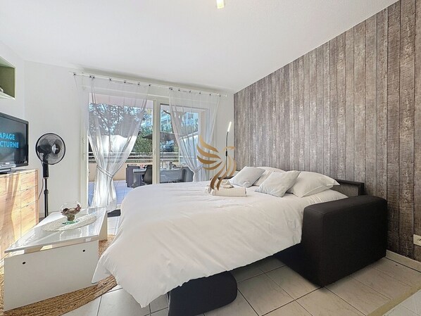 1 bedroom, desk, iron/ironing board, WiFi