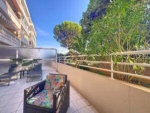 Unclassified image, 5 of 48, button