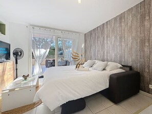 Tabla de planchar con plancha, wifi y ropa de cama 