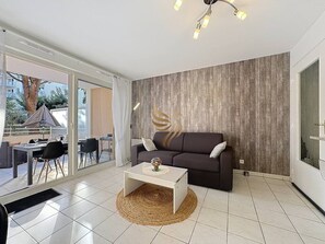 Unclassified image, 3 of 48, button