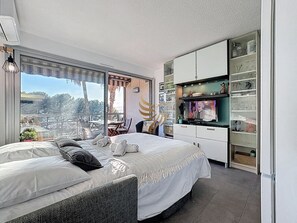 Unclassified image, 2 of 36, button