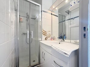 Free toiletries, hair dryer, towels - CapRaphéa T2 with seaview,balcony,parking,AC,WIFI. (Saint-Raphaël)