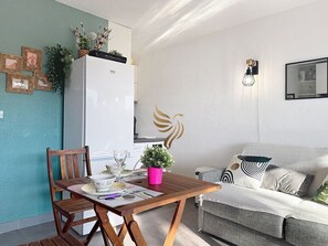 Unclassified image, 4 of 36, button