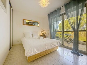 Tabla de planchar con plancha, wifi y ropa de cama 