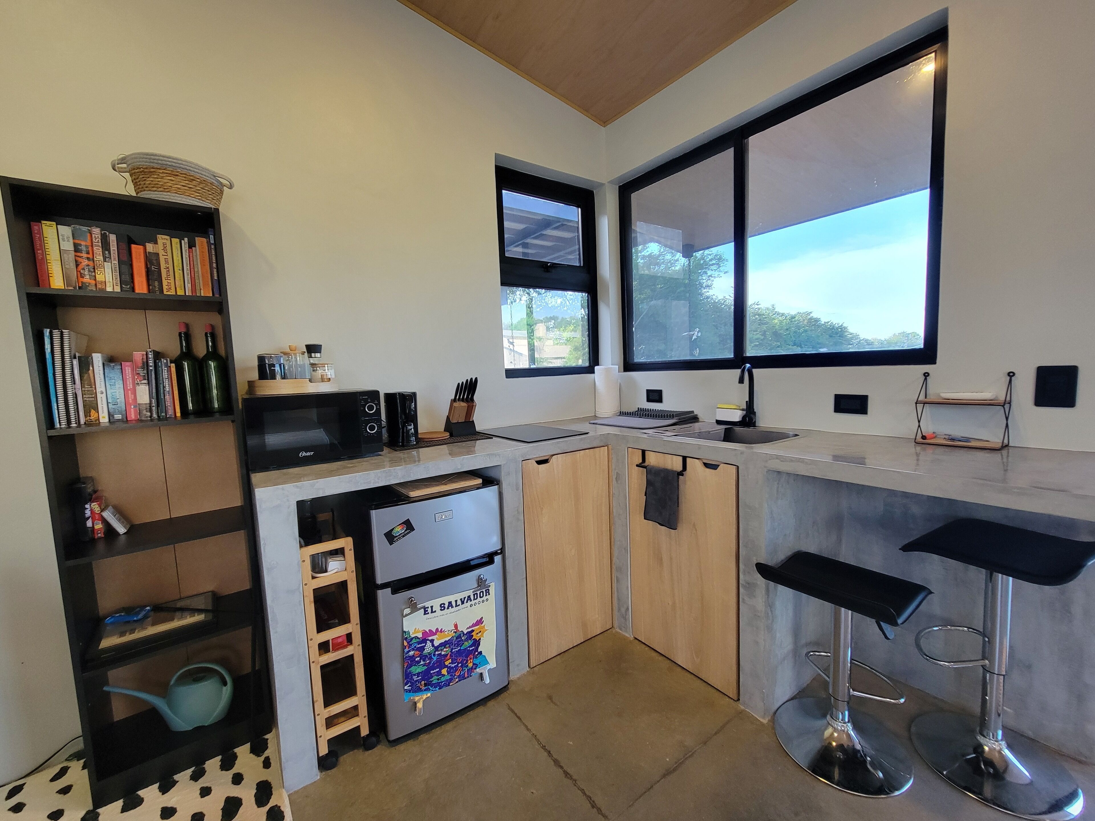 Een microgolfoven, een kookplaat