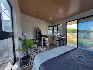 1 habitación, tabla de planchar con plancha, internet y ropa de cama